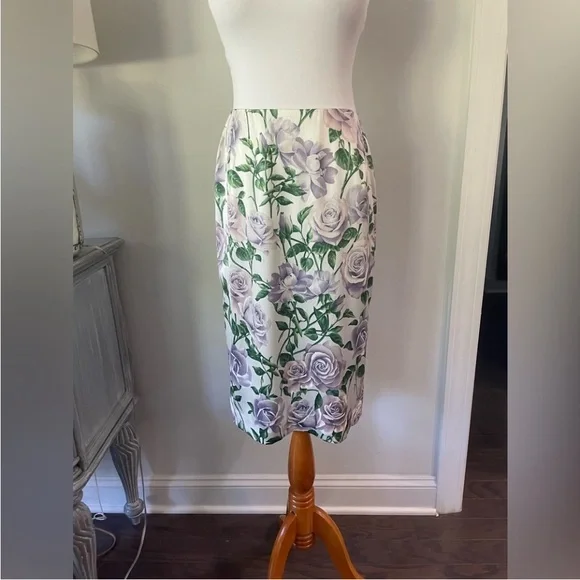 DOLCE & GABBANA SILK
STRETCH ROSE FLORAL PENCIL
SKIRT SIZE 44 - Picture 3 of 13